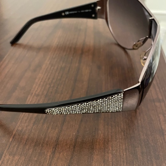 Authentic Valentino sunglasses. Style #5451 w original case and cleaning cloth. - Picture 5 of 9